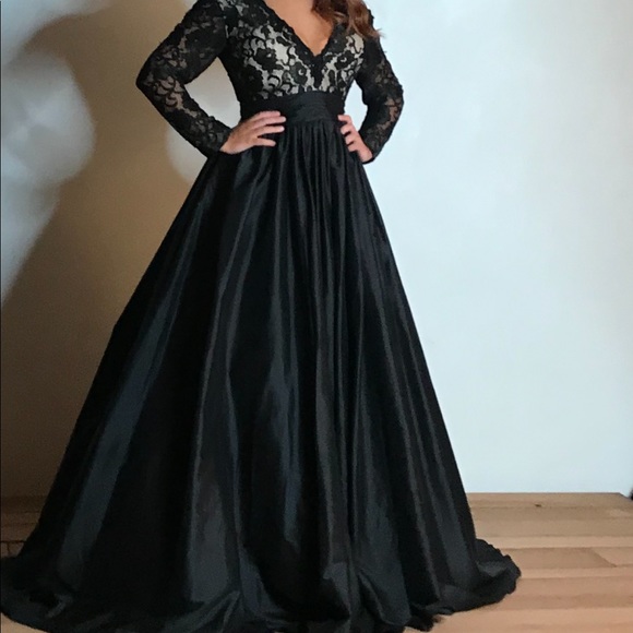 Black lace ball gown - Picture 2 of 3